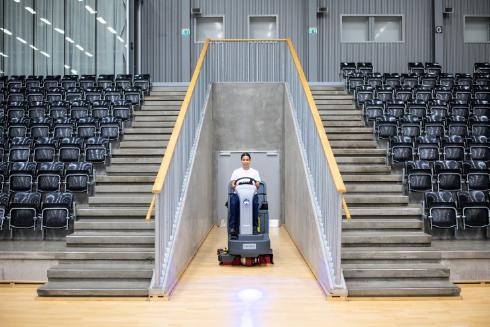 NilfiskSC4000_sports-arena1-woman-ps-WebsiteLarge-JNOTHEJ